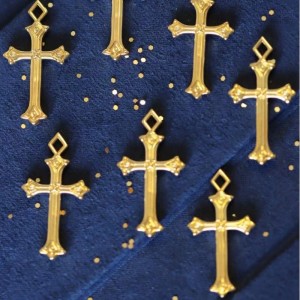 18K Gold Cross Mode -Ohrringe für Frauen